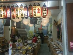 お腹も膨れて、もうひと散歩。お土産に佃煮でも買うか。江戸一は試食もできて、中国人に大人気（試食だけで行っちゃうけど・・）。
