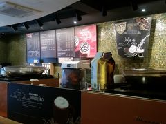 ナタのお店はゆっくりする雰囲気ではなかったので隣のスタバへ。
笑顔が素敵なスタッフの女の子がカップに名前を書いてくれた♪
