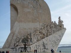 中に入ると高いところまで登れて眺めも良いらしいけど、ベレンの塔にも行くのでここは外観だけ。

自撮りしている人を見つけると物売りの兄ちゃんが自撮り棒を売りに来るのでサッと撮ってサッと立ち去った（笑）
「NO」と言えばしつこくせずにすぐ引き下がるのでぜんぜん大丈夫なんだけど。。