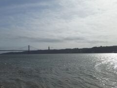 発見のモニュメントからベレンの塔までの道のり。
晴れていて海風が気持ち良いって思ってたけどこれ川らしい！潮風で髪バサバサになった！って思ったんだけど、おかしいなぁ…
調べてみると大西洋につながる川らしいので潮風には違いないのかな？