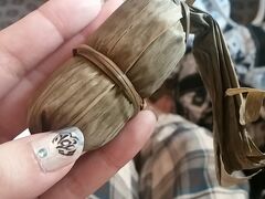 朝ごはんにいただいたものの一つ、笹団子。
何故ここで笹団子を食べているのかと言うと、数日前の新潟公演を観に行った時に買ったのです（笑）。
母が新潟出身で笹団子も昔から馴染みのある食べ物でした。
（私はちまきのが好きだったけど）