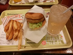 テレビ塔から降りてきたらお昼ごはんを。
この近くでバーガーが食べられるお店を検索して、こちらのお店に入りました。
私が食べたのは確かヘルシーバーガー。
中に何が入っていたかはあまり覚えていません…。