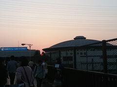 その後、近くのコメダ珈琲にて甘いものを食べ、いざ本日のメインイベントへ。
コメダ珈琲ではさすがに同じところに行く目的の人たちがちょいといましたが、その前のソーシーズでも、テレビ塔でも、同じ目的の方はいらっしゃらず（笑）。
（まあソーシーズは狭かったしちょっと遅めの昼ごはんだったのでそもそも人があまりいなかったのですけど）

コンサートは2日目もすっごい楽しかったし幸せでした。
名古屋まで来てよかった！ほんとよかった！

終了後はタクシーにて金山駅へ移動して、その後東海道線で名駅へ。
これは前日もやった方法なのですが、日本ガイシの最寄り駅になる笠寺駅が公演後は入場規制かかってしまうので（小さいから）、名古屋に住んでいた友達から教わった「金山駅までタクシー→一駅電車で名駅へ」を実践したものです。
幸いなことにアリーナ席出入り口のすぐ前にタクシーが待機していたので、会場出たらわき目もふらずタクシーに乗り込み、2500〜2700円くらいで金山駅に着きました。4人で乗ってるから大した金額ではないですしね。
その日の最終の新幹線で東京（母は横浜）へ戻ってきました。
