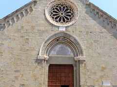 　Chiesa di San Lorenzo　マナローラ

　1338年に建てられたと伝えられる「サン・ロレンツォ教会」・・・ゴシック様式なのだとか・・・フランスのような「ガーゴイル」の姿は無いですね・・・まあ、小さな教会だからでしょうか？・・・薔薇の窓は有ります、それほど大きくは無いですけど・・・