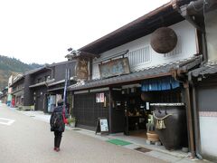 　＜岩村町歴史の町並み＞

　同地区では、商店などの軒先に「女主人」の名を入れたのれんを掲げたり、「女城主」と名付けた日本酒を売り出したりして、地域おこしにも活用しています。