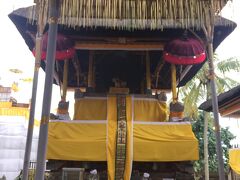 「ペジェンの月」という巨大な銅鼓で有名なプラタナン・サシ寺院に来ました。祭礼の飾りつけがされているので銅鼓ははっきりとは見ることが出来ません。
１０日ほど後の祭りの準備をしているそうです。