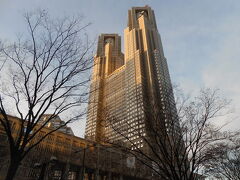 駅を出ると立派な東京都庁が。
バスターミナルはこのすぐそばにあります。
