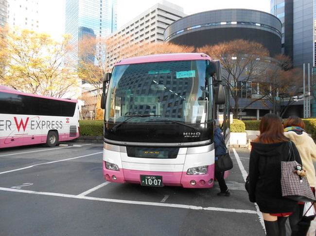 8時出発のバスなので、30分ほど待合室で待って、7:45から乗車開始。<br /><br />行きはここ新宿から名古屋南ささしまライブまで、『Willer Express』に乗って行きます。<br />楽天トラベルで予約をしていて、名前を伝えるだけで乗車出来ました。<br />