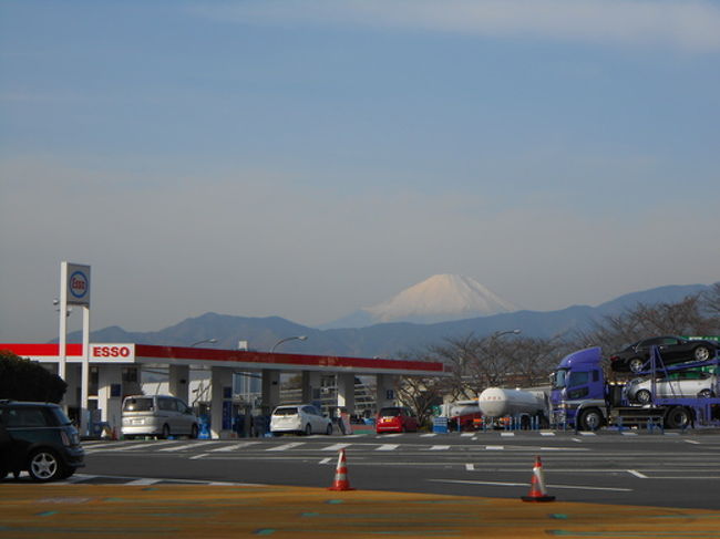 東名高速をひたすら走り続けます。<br /><br />車内は4列座席ですが、そこまで窮屈な感じではなくて割りと快適でした。<br />休憩は海老名と掛川で2回あると事前に予告されます。<br /><br />新宿出発から約1時間で1回目の休憩所、海老名ＳＡに到着。<br />休憩時間は30分と長くて暇でした。<br />