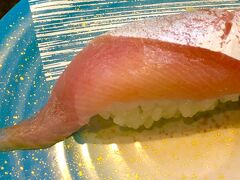 18:13

「銀盤」の熱燗を飲みながらいくつかのお寿司をいただきました。写真はたぶんふくらぎです。食べてる途中なので1個しか写っていません。