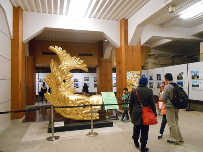 やっぱり金のシャチホコはとりわけ外国人観光客に人気のようでした。<br />