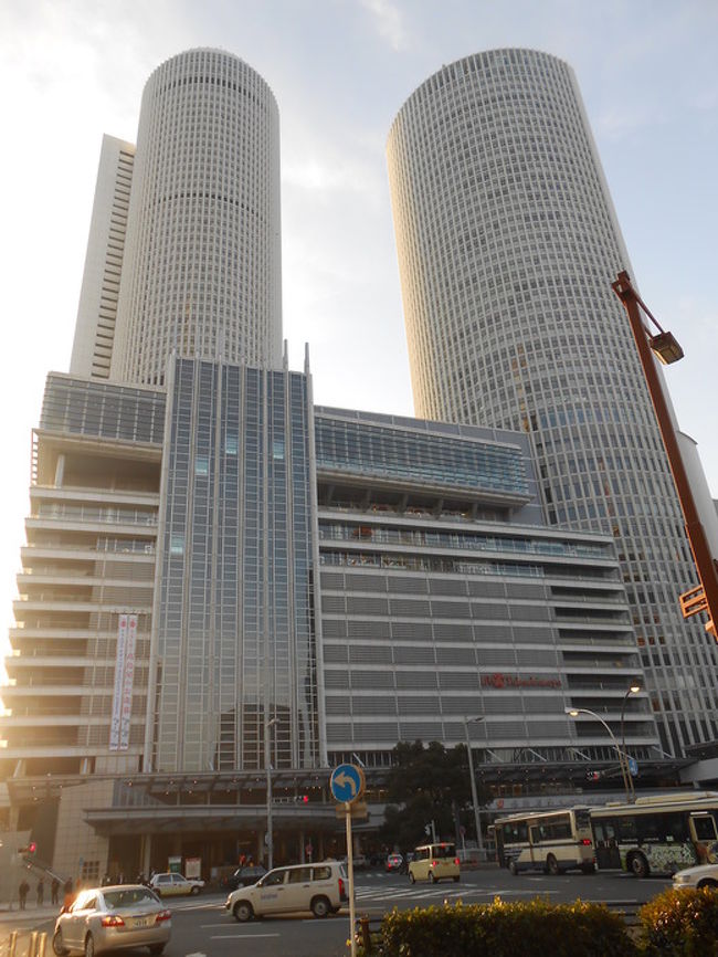 JRの駅舎の外観。<br />近代的ですねぇ。<br /><br />名古屋駅周辺は想像通り、いろんな店があって1日中遊べそう。<br />