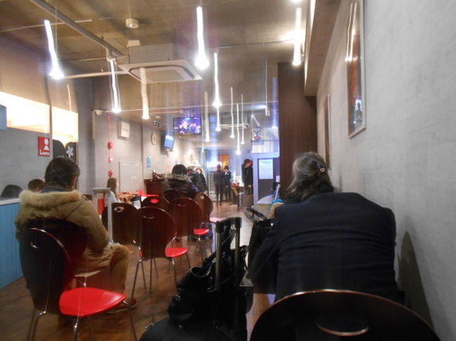 そしてバスの待合所へ。<br />VIPラウンジといって、なかなかしっかりとした待合所でした。