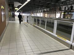 16:15

16:21発の北陸新幹線「つるぎ716号」を待ちます。富山駅までの1区間なので、自由席で十分です。