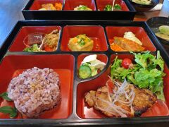 通常は何種類かのランチメニューがあるようだが、お雛様期間はひなまつり限定「上巳御膳」だけ。
食前酒は茨城の特産の梅酒、そしてメインは地元産の野菜やお肉を使った御膳、さらに食後には美味しいと評判のコーヒーで1800円（税込）。

2時間近く真壁の雛めぐりをしていたので、ちょうど良い足休め時間だった。
