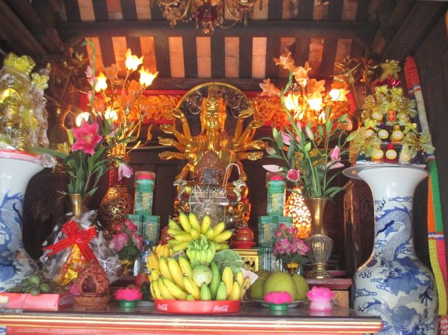 御堂内の八本手の観音像。