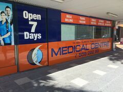 写真は、1年前にお世話になった、
Surfers Paradise Day&Night Medicai Centre(24時間対応）です。

12月31日ブリスベンから電車でゴールドコーストへ移動。
4日間、下痢・発熱で大変なお正月旅行でした。

1月2日に海外旅行保険のタイセンターへ電話し、
近くの２４時間緊急病院へ連絡して頂き、
インド系の先生に診察してもらいました。
緊急病院には日本人は在中していませんが、
先生に電話で症状を伝えて頂きました。
隣の薬局で薬をもらいました。
（現金払い無しの無料なので、ありがたかったです）
薬局には日本人がいて、薬とアルコールは合わないので、
アルコールは飲まないように、注意されました。
薬局・緊急病院は旧ANA（Mantra on View Hotel)の１階にあります。

昨年は、散々な旅行でしたが、
貴重な体験をしました。
