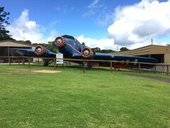 世界遺産ラミントン国立公園(オライリーズ)到着。

ムービーワールド付近で乗車した6人は、
荷物を持ったまま、ラミントン泊という事で、
ここでお別れしました。

この飛行機は、
オーストラリアで初めて墜落した、飛行機のレプリカ。
だそうです。

1937年墜落後、1週間たっても見つからず、
　開拓者のオライリーさんが、発見し、
2名が救助され、新聞に掲載され、この地が有名になったそうです。