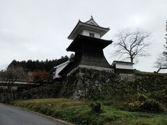 　藩主邸太鼓櫓です。江戸時代、城下に時を知らせる為に作られた櫓です。昔そのままの姿で、平成二年に藩主邸跡に復元されました。
