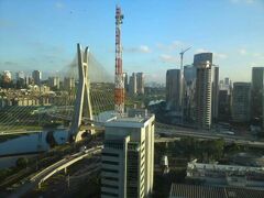 ホテルからのサンパウロの町並み。

カラカスからサンパウロはTAM航空。ラウンジとは名ばかりの狭い待合室、ビジネスクラスとは名ばかりの狭い飛行機でした。

Mar. 03(Sat)	Lv.	Caracas		20:35	JJ-8051
Mar. 04(Sun)	Ar.	Sao Paulo (GRU)	1	04:35	
