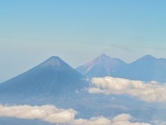 グアテマラシティの近くには火山が三連そびえ、圧巻だ。グアテマラシティに、着陸する際には火山群をみながら旋回する。

左がアグア山3760メートル。16世紀以来噴火していない。
真ん中がフエゴ山で3763メートル。毎年のように噴火している火山だ。
右がアカテナンゴ山3976メートル。