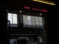 パリオートリッツ駅にて。この日は年に数回の線路点検のため、パリモンパルナス駅からシャルトル駅間のTERが運休なのでした。（泣）