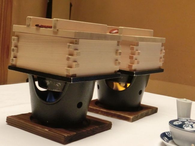 名物料理、セイコ蟹の蒸しごはん。<br />セイコ蟹は雌のカニ。　12月までしか獲らない。<br />なので12月末までしか食せない。<br />内子と呼ばれる卵巣と外子と呼ばれる卵を米にのっけて蒸したもの。<br />もちろん秘伝のたれがある。<br />