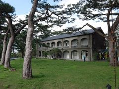 てくてくと歩いて松園別館に到着。戦時中に建てられた日本軍の施設です。洋館風。