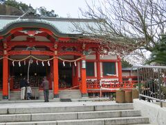 翌日は、真隣になる「淡島神社」にお参りします。
淡嶋神社は、女性の病気回復・安産・子授け等に霊験あらたかと言われています。
３月３日の雛流しは有名です。