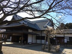 更にバスで移動し、水戸駅の近く銀杏坂で下車しました。ここから１０分ほど歩き、弘道館までやってきました。斉昭が水戸城　三の丸に建設した当時では日本最大規模と言われる藩校で、先の藤田東湖も右腕として貢献しています。