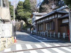 車坂は、本門寺総門の西側から経蔵の裏を通り本門寺に通じる本門寺を参詣するための車道となっています。古くからある坂道の様です。
