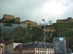 ぼんやり車窓を眺めていると、急に頭の上に要塞が見えました。
エーレンブライトシュタイン要塞です。
