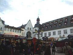 Jesuitenplatzはクリスマスマーケットでいっぱいです。

