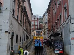 レスタウラドーレス駅を出てすぐにあるビッカのケーブルカー乗り場。
リスボンカードで乗れた。よく考えたらグロリアのケーブルカーも乗れたんだ〜
結構キツイ坂を上がってくれるけど乗車時間はわずか数分。
普通に支払うと３ユーロ程払わなければいけないので、降りた後にこれで終わり？！と驚いている人もいたほど。