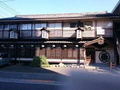 高札場から西に歩いていくと趣のある建物が見えてきました。
府中宿の古い旅籠を思わせる造作ですね。昔はこのような建物が街道沿いに軒を連ねていたのでしょうか。