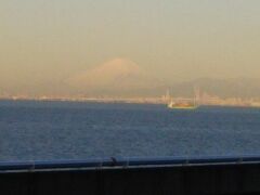 朝５時起きして首都高が混みだす前に出発
海ほたるからは富士山を確認！