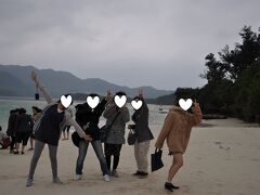 また雨がふってきましたが。

まけずに、川平湾へ向かいます。

着いた途端、強風に煽られますが
負けずに写真を撮りまくります。