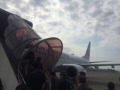 バスで飛行機へ。