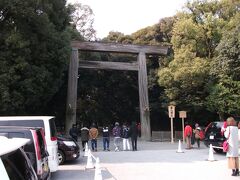 今日の一番は熱田神宮。
天気はいいしポカポカです。
先ずは東門から入ります。
