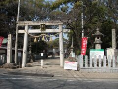 長楽寺前の細い路地を通って富部神社にやってきました。
長楽寺の隣といった位置です。
