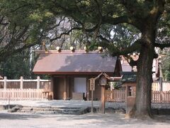 上知我麻神社の右隣
別宮八剣宮
建築様式も年間の祭典・神事に至るまで全て本宮に準じて執り行われる格別な摂社です。