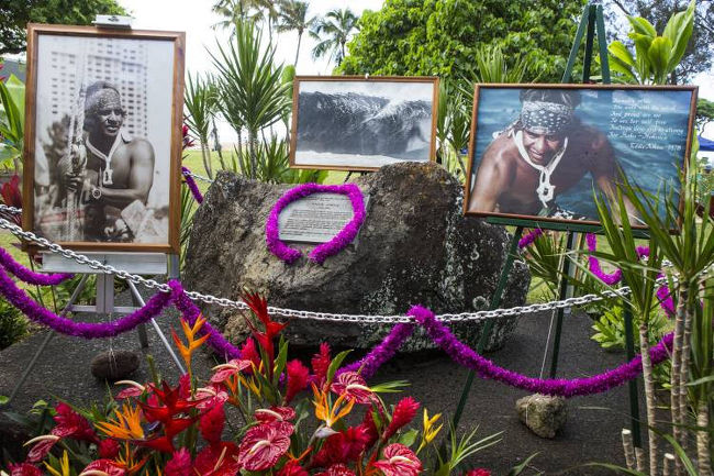 少し話がそれてしまいますが、この方を紹介します。<br /><br />伝説のサーファーEddie Aikau<br />若くして一流のビッグウェーヴ・サーファーとなったエディは、その能力を買われて ノースショアのライフガードにスカウトされ、たくさんの人命を救って名声を得た人物。 1978年航海カヌー「ホクレア」でタヒチまでの航海に参加した時、船はモロカイ海峡で遭難。救援を要請しにサーフボード一枚で荒れ狂う海に漕ぎ出し、その後消息を絶ったエディ。彼の英雄的な行動と悲劇的な最後は、<br />伝説となりハワイ人にとっての英雄となりました。<br /><br />