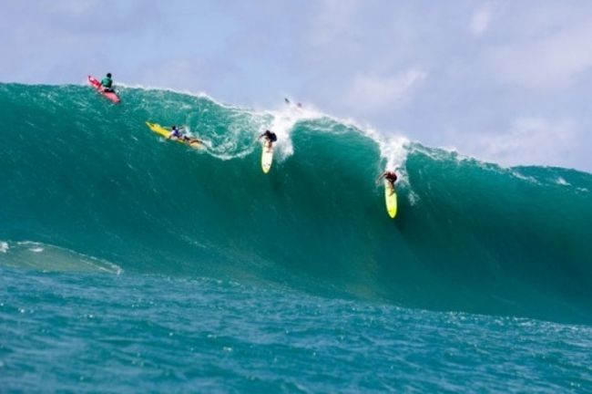 凄い世の中、大会の映像がネットでライブ中継で見れました。<br /><br />しかし、ワイプアウトもすごかったね〜<br />あんな大きな波で命綱のリッシュコードが切れたり、サーフボードが<br />あっさり折れたりと見てる方も手に汗かいた(';')<br />ビルの３階以上から落ちるのいっしょやねんて<br />間違いなく怪我します(@ @)<br /><br />心配しないでください、私はこんな波乗れませんから〜"(-""-)"