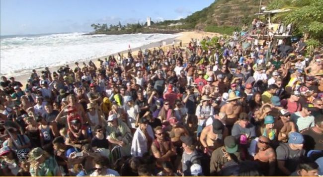 ロコ・ボーイのJohn Johnが優勝したので、オアフ全体が大盛り上がりだったそうです。<br />また、今回の大会が今までの大会で一番波のサイズが大きく世界中から注目され、オアフのインターネット回線もパンク寸前だったそうです。<br /><br />QUIKSILVERのホームページから大会のVTRが見れます。<br /><br />https://www.quiksilver.co.jp/eddie-aikau<br /><br />次回開催されるのが、何年後になるのでしょうね？<br /><br />是非今回の旅行でこのWaimea Beachを見に行きます。<br /><br /><br /><br /><br />