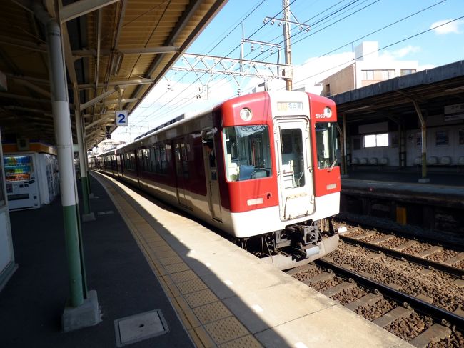 ホーム向かいに停車していた名古屋行き近鉄５２００系急行電車が発車