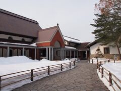 桝形を曲がった角にある「角館樺細工伝承館」。

角館樺細工伝承館
http://www.city.semboku.akita.jp/sightseeing/densyo/