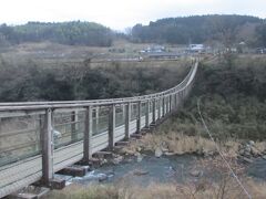 原尻の滝の前に架かっているつり橋