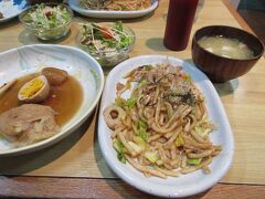 小倉名物　焼きうどんとおでん　みそしる野菜サラダ付き
焼きうどんのソースにむかしなつかしい味がした。