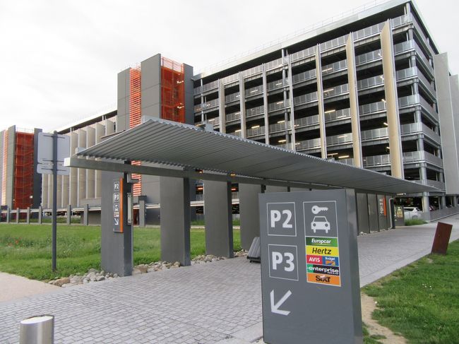 2015. 4月 30日  19：50<br />トゥール―ズ・ブラニャック空港到着<br /><br />レンタカーオフィスに向かうと<br />車のカギはパーキング内にあるカウンターで受け取って とのこと。<br />向かうと奥に人陰はあるもののカウンターはクローズ。<br />電話でやり取りしてもらうがうまく連携がとれていないもよう。<br />結局カギは空港ターミナル側のオフィスにあった。<br />更に不手際もあり言われるがまま行ったり来たり、3往復！<br /><br />ぷりぷりしながらスーツケースを引き<br />せかせか歩き回っているのは私たち二人だけ。<br />外に出ても全くひとけがない。人がいない空港だな〜<br /><br />写真のパーキングビルはとても立派。