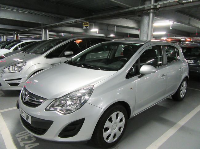 今回は Hertz でレンタル。<br />保険料の高さがいつも悩みどころ。<br />乗り捨てと時間外返却は無料、フルカバーにしても<br />他社よりずいぶん安かったのでここに。<br /><br />地味な相棒くん<br />海外で走る時はもっと派手な色がいいな〜<br /><br /><br />　車両代　PEUGEOT 208 DIESEL　　7日間　171.74 EUR<br />　保険代　SUPER COVER　　　　 　　 7日間　83.29 EUR<br />    　TAX : 20%　51.01 EUR   　   　　　計　306.05 EUR